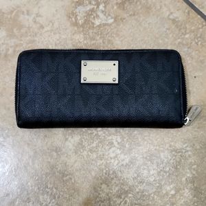 Michael Kors Logo Jet Set Zip Around Card Case